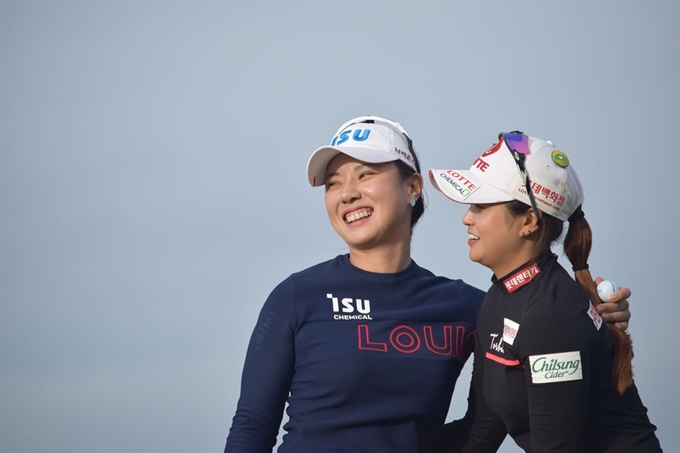 박희영(왼쪽)이 9일 호주 빅토리아주 서틴스 비치 골프 링크스의 비치 코스에서 열린 LPGA투어 ISPS 한다 빅 오픈 연장 4차전 끝에 우승하며, 준우승을 차지한 최혜진(오른쪽)과 포옹하고 있다. 골프 오스트레일리아 제공