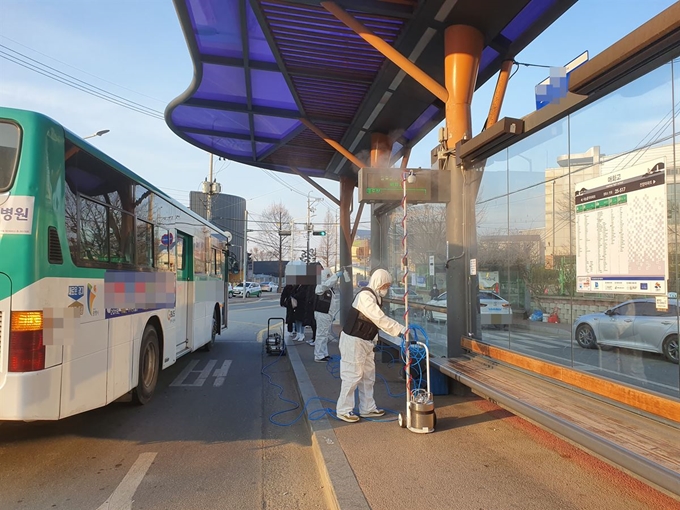 9일 오후 경기 시흥시 매화동에서 신종 코로나바이러스 감염증 25번째 확진자가 발생했다는 소식이 알려지자 주민들이 불안에 떨고 있다. 방역당국이 매화동복지회관 앞 버스정류장에서 방역을 하고 있다. 임명수 기자