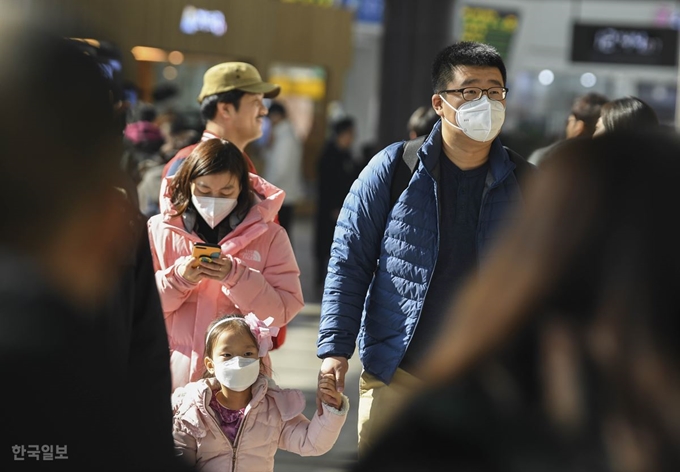 신종 코로나바이러스 감염증 유행 조짐에 세계보건기구(WHO)가 긴급 회의를 개최한 지난달 23일 서울역 대합실에서 마스크를 쓴 시민이 발걸음을 옮기고 있다. 박형기 인턴기자