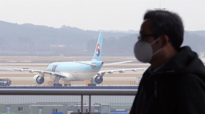 교통 수단 혁신은 전염병 급속 확산의 주요 원인 중 하나로 꼽힌다. 2일 인천국제공항에서 마스크를 쓴 여행객이 이동하고 있다. 창 밖으로 항공기가 보인다. 뉴스1