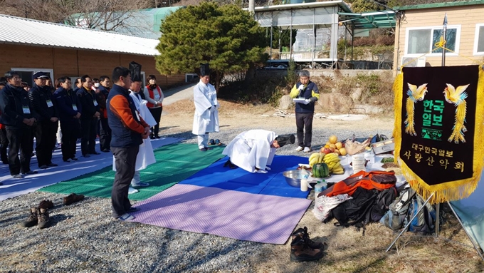 대구한국일보사랑산악회 노두석 회장이 9일 부산 금정산에서 회원 60여명이 참석한 가운데 산신에게 3배를 올리는 시산제를 거행하고 있다. 강은주 기자 tracy114@hankookilbo.com