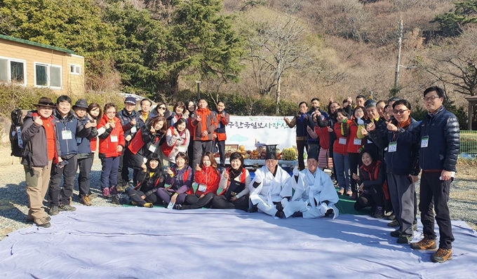 대구한국일보사랑산악회 회원들이 9일 부산 금정산에서 시산제를 지낸 후 “사랑해”를 외치고 있다. 강은주 기자 tracy114@hankookilbo.com