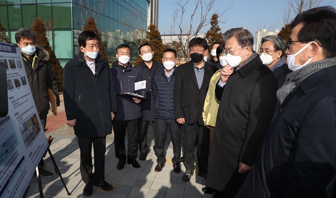 문재인 대통령이 9일 신종 코로나바이러스 확산으로 중국 우한 교민들이 임시 생활하고 있는 진천 공무원인재개발원에서 진영 행안부 장관의 보고를 받고 있다. 진천=왕태석 선임기자 kingwang@hankookilbo.com