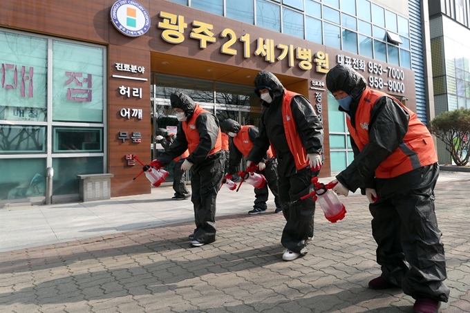 신종 코로나바이러스 감염증 확진자가 나오면서 이레째 격리 중인 광주 광산구 21세기병원 앞에서 10일 오후 주민으로 구성된 운남동 자율방역단이 거리를 소독하고 있다. 연합뉴스