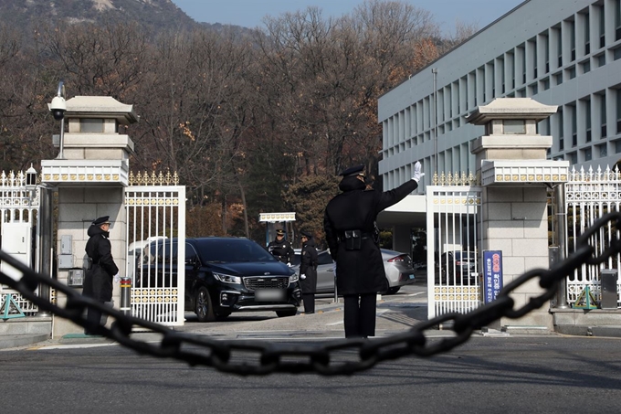 검찰이 청와대 울산시장 선거개입 사건 수사를 위해 청와대 압수수색을 시도한 지난달 10일 청와대 연풍문 앞에 긴장감이 감돌고 있다. 뉴스1