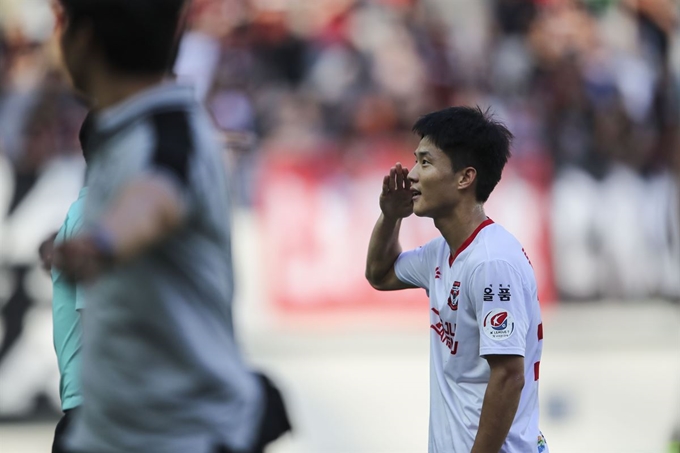 지난 시즌 상주상무 소속 류승우 선수가 골을 넣고 거수경례를 하고 있다. 한국프로축구연맹 제공