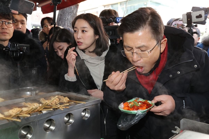 21대 총선 서울 종로 출마를 선언한 자유한국당 황교안 대표가 9일 서울 종로구 성균관대 인근 분식점을 찾아 떡볶이를 먹고 있다. 연합뉴스