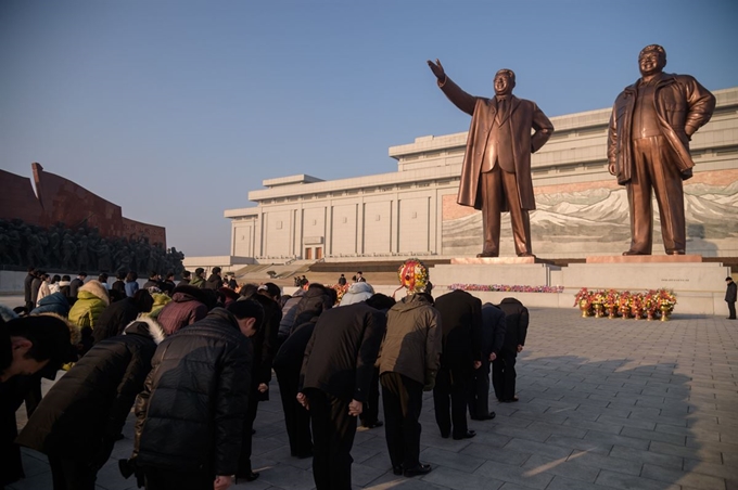 북한 건군절인 8일 평양 시민들이 만수대 언덕 김일성, 김정일 동상을 찾아 단체 헌화 후 참배하고 있다. AFP 연합뉴스