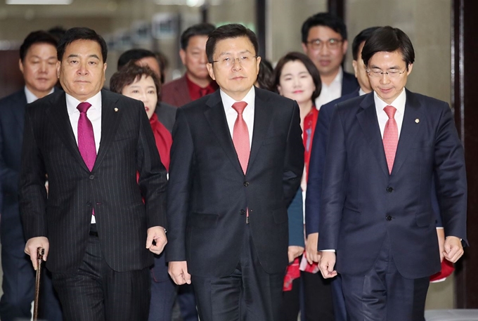 자유한국당 황교안 대표, 심재철 원내대표를 비롯한 당지도부가 10일 서울 여의도 국회에서 열린 최고위원회의에 참석하고 있다. 뉴시스