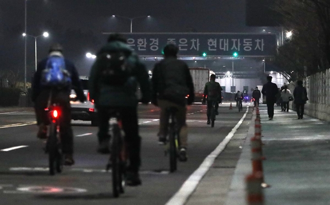 신종 코로나바이러스 감염증 사태 여파로 전면 휴업했던 현대자동차 울산공장의 일부 생산라인이 가동을 재개한 11일 울산시 북구 현대차 명촌정문으로 직원들이 출근하고 있다. 울산=연합뉴스