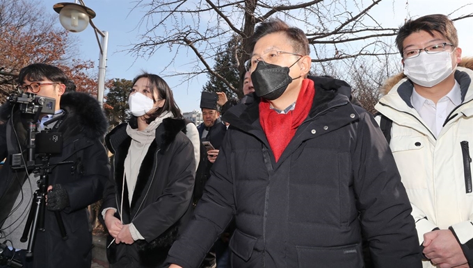 4·15 총선 서울 종로에 출마를 선언한 자유한국당 황교안 대표가 9일 오후 서울 종로구 정독도서관을 둘러보고 있다. 연합뉴스