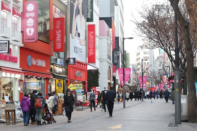 신종 코로나바이러스 감염증 확산세가 수그러들지 않고 있는 가운데, 평소 관광객으로 가득한 서울 명동 유네스코길이 10일 오후 텅 비어있다. . 연합뉴스