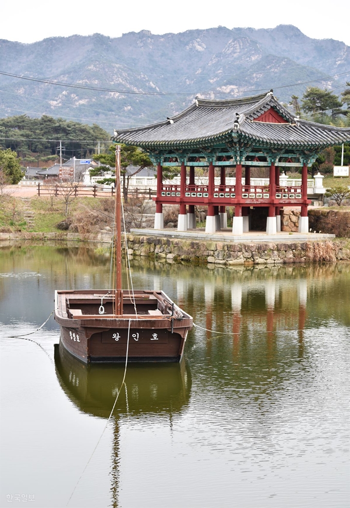 영암군은 상대포를 왕인이 일본으로 떠난 포구라 주장한다. 호수 한 귀퉁이에 ‘왕인호’가 떠 있다.