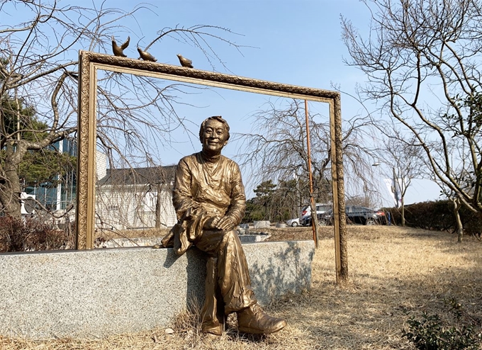 영암군립 하정웅미술관 앞의 하정웅 동상.