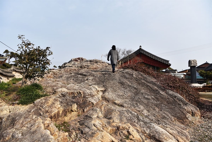 국암서원 뒤편의 국사암. 도선 국사가 버려진 바위라 전해진다.