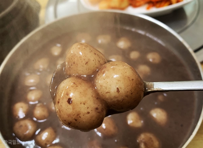 독천시장의 한 칼국수 식당에서 판매하는 팥죽. 이 지역에서는 소금 대신 설탕을 듬뿍 뿌려 먹는다.