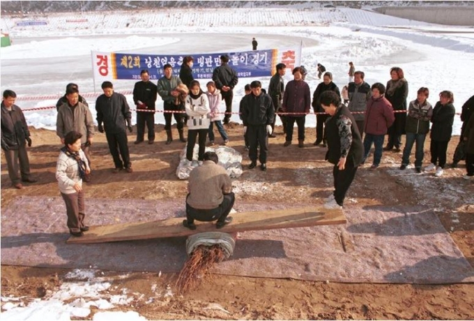 지역경제 활성화를 위해 2000년 화천군이 처음 개최한 ‘낭천얼음축제’. 이 축제는 이후 화천 산천어축제의 모태가 됐다. 화천군 제공