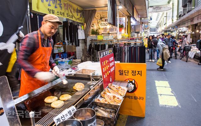 서울 망원시장에서 '시베리아 호떡'을 운영하는 남성 창업자. 한국일보 자료사진