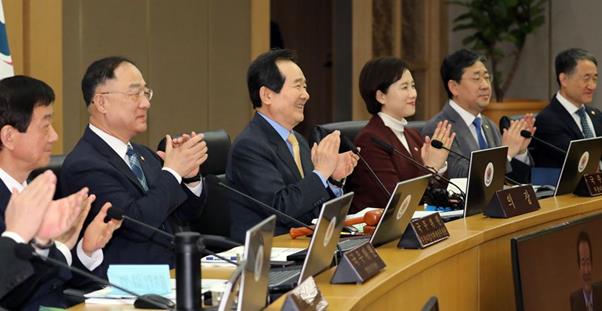 정세균 국무총리를 비롯한 국무위원들이 11일 정부세종청사 국무조정실 국무회의장에서 열린 서울-세종 영상 국무회의에 앞서 지난 10일 아카데미 시상식에서 4관왕에 오른 영화 '기생충'의 봉준호 감독과 출연 배우들에게 축하 박수를 치고 있다. 세종=뉴스1