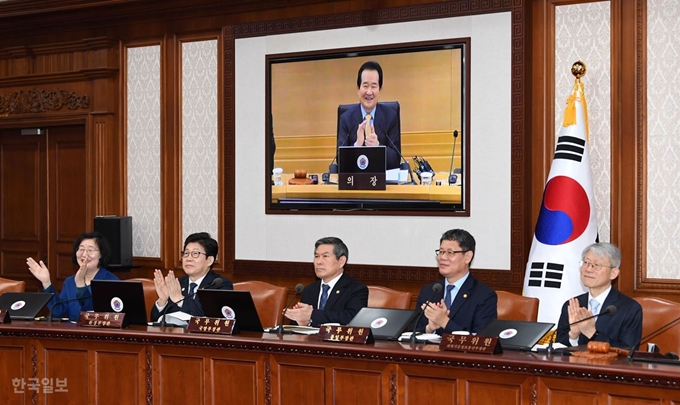 정세균 국무총리가 주재하는 서울-세종 화상 국무회의가 열린 가운데 11일 오전 종로구 정부서울청사에서 참석한 국무위원들이 회의 시작에 앞서 영화 '기생충' 아카데미 수상을 축하하는 박수를 치고 있다. 홍인기 기자