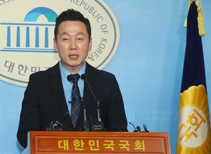 성추행 사건과 관련한 명예훼손 재판으로 인해 4·15 총선 더불어민주당 예비후보자 부적격 판정을 받은 정봉주 전 의원이 11일 국회 정론관에서 입장을 발표하고 있다. 연합뉴스