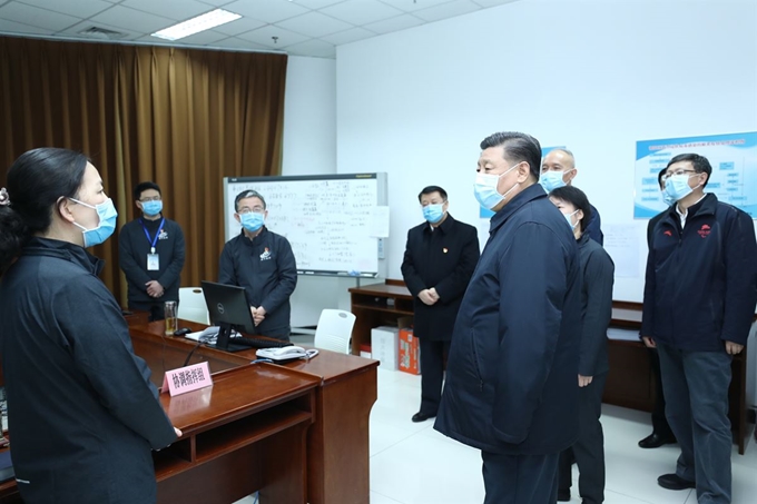 시진핑 중국 국가주석이 10일 중국 수도 베이징의 질병통제예방센터를 방문해 전염병 예방 및 통제업무 보고를 듣고 있다. 시진핑 주석은 이날 베이징의 신종 코로나바이러스 예방과 관리 작업을 점검했다. 한편 중국 국가위생건강위원회는 10일 0시 기준 중국 전역 신종 코로나 사망자가 908명, 누적 확진자는 4만171명으로 집계됐다고 발표했다. 베이징=신화 뉴시스