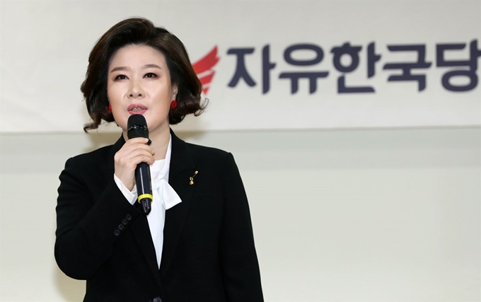 현주 동아방송예술대학교 초빙교수가 11일 오전 국회 의원회관에서 열린 자유한국당 영입인사 환영식에서 인사말을 하고 있다. 연합뉴스