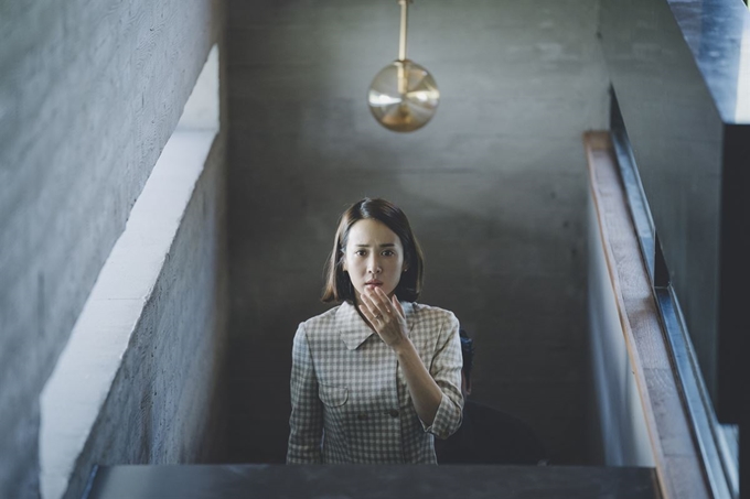 영화 ‘기생충’에서 기택 일가의 박 사장 저택 침투 작전이 완벽하게 성공을 거두는 장면. ‘믿음의 벨트’만 믿었던 연교가 실은 철저히 당하는 장면이다. CJ엔터테인먼트 제공