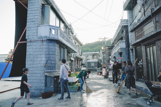 영화 ‘기생충’에 등장하는 기택네 반지하 집과 그가 살던 동네 모습. 이곳은 고양아쿠아특수촬영스튜디오에서 정교하게 만들어져 촬영이 진행됐다. 고양시 제공