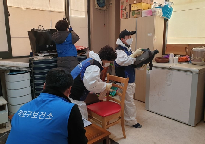 서울 마포구 보건소 직원들이 10일 공덕동의 한 경로당에서 긴급 방역작업을 벌이고 있다. 마포구 제공