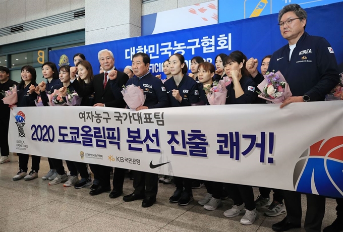 여자농구 대표팀 선수들이 11일 오후 인천국제공항 제1터미널로 귀국한 뒤 기념촬영을 하고 있다. 연합뉴스