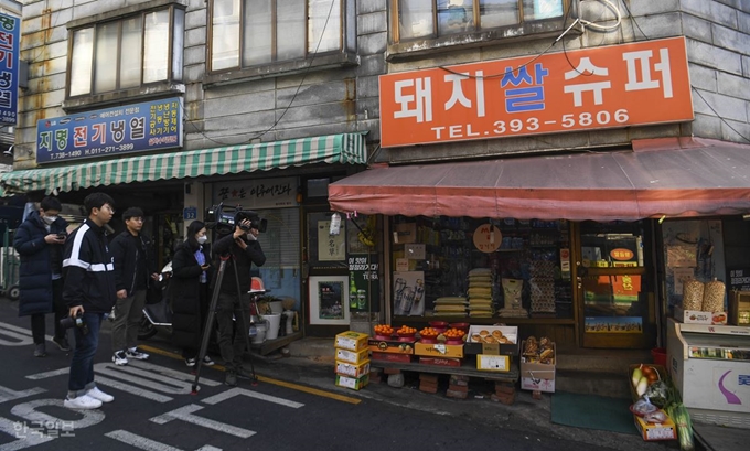 봉준호 감독의 영화 ‘기생충'이 아카데미 시상식 4관왕을 차지한 가운데 11일 오후 서울 마포구의 영화 촬영현장 이었던 ‘돼지 슈퍼’ 앞에서 취재진이 촬영을 하고 있다. 박형기 인턴기자