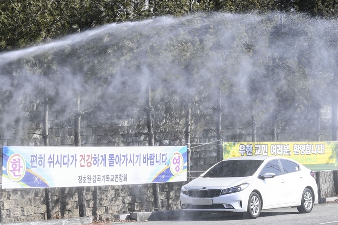 중국 우한시에서 우리 교민 및 가족을 철수 시키기 위한 3차 전세기가 출발할 예정인 11일 전세기 탑승객 170여명이 격리될 경기 이천시 국방어학원 인근에 이들을 환영하는 현수막 앞으로 방역 차량이 소독을 하며 지나가고 있다. 이천=이한호 기자