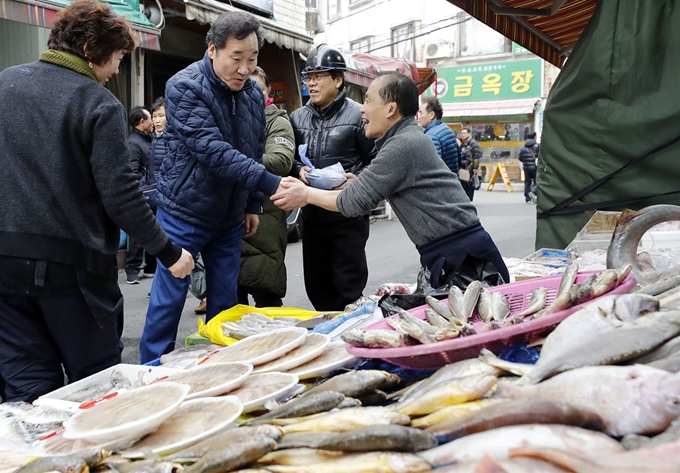 이낙연 전 국무총리가 설 연휴인 지난달 24일 서울 종로구 창신골목시장을 찾아 상인들과 인사하고 있다. 뉴시스