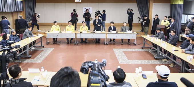 [저작권 한국일보] 중국 우한시에서 우리 교민 및 가족을 철수 시키기 위한 3차 전세기가 출발할 예정인 11일 전세기 탑승객 170여명이 격리될 경기 이천시 국방어학원 인근 장호원읍사무소에서 진영 행정안정부 장관이 지역 주민과 대화를 하고 있다. 이천=이한호 기자