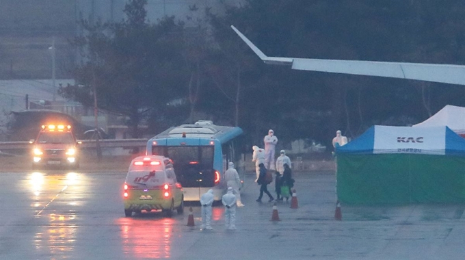 중국 후베이성 우한 교민과 가족들이 정부 전세기를 타고 12일 오전 김포공항을 통해 귀국해 버스로 향하고 있다. 연합뉴스