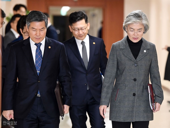 [저작권 한국일보] 강경화(오른쪽) 외교부 장관과 정경두 국방부 장관이 11일 오전 서울 종로구 정부서울청사에서 열린 국무회의에 참석하기 위해 회의실로 입장하고 있다. 홍인기 기자