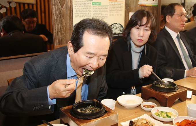 정세균 국무총리가 11일 소비진작 차원에서 광화문 근처 식당에서 직원들과 함께 식사를 하고 있다. 연합뉴스