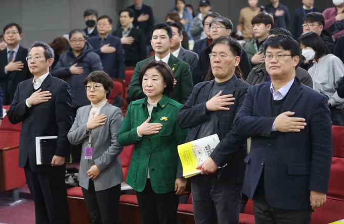 정의당 심상정 대표가 12일 오전 서울 여의도 국회의원회관에서 그린뉴딜 경제 전략 발표에 앞서 국기에 대한 경례를 하고 있다. 연합뉴스