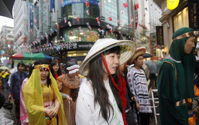 서울 중구 우리은행 명동금융센터 앞에서 축제 중인 시민들. 한국일보 자료사진