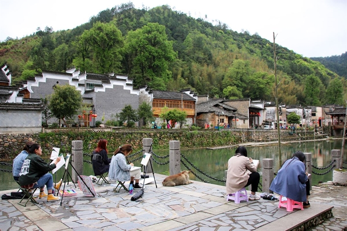 학생들이 야오리고진 풍경을 화폭에 담고 있다.