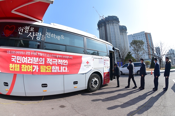 인천시 공무원들이 10일 인천 남동구 시청사 주차장 내 대한적십자사 헌혈버스 앞에 헌혈을 하기 위해 줄을 서 있다. 해양경찰청 제공