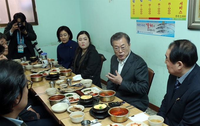 문재인 대통령이 12일 남대문 시장에서 상인들과 오찬 간담회를 하고 있다. 연합뉴스