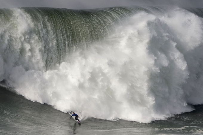 '나자레 토우 서핑 챌린지(Nazare Tow Surfing Challenge)'가 열리고 있는 포르투갈 나자레의 프라이아 두 노르트(북쪽해변)에서 11일(현지시간) 하와이 출신의 서퍼 카이 레니가 거대한 파도를 타고 있다. 나자레=AFP연합뉴스