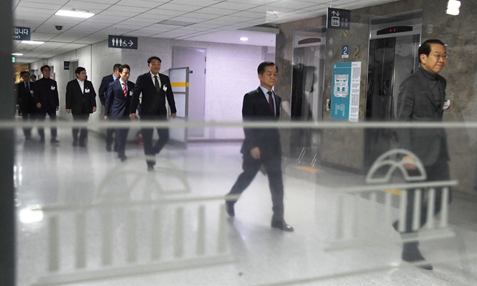 자유한국당 서울 용산지역 공천을 신청한 후보자들이 공천관리위원회 면접을 위해 이동하고 있다. 오대근 기자