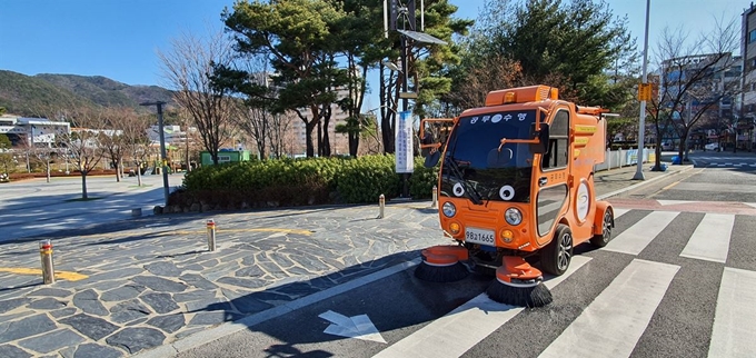 부산 기장군 정관읍이 운영하는 전기 노면청소차 ‘정관누비’. 기장군 제공