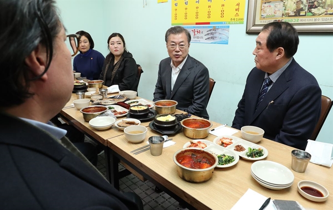 문재인 대통령이 12일 남대문 시장에서 상인들과 오찬을 하고 있다. 연합뉴스