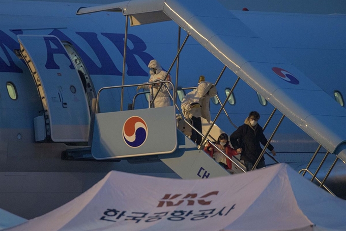 중국 후베이성 우한 일대에 체류해온 교민과 그 가족이 12일 오전 김포국제공항에 도착한 3차 정부 전세기에서 내리고 있다. 서재훈 기자 spring@hankookilbo.com