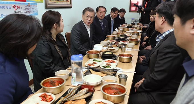 문재인 대통령이 12일 남대문 시장에서 상인들과 식사를 하고 있다. 연합뉴스