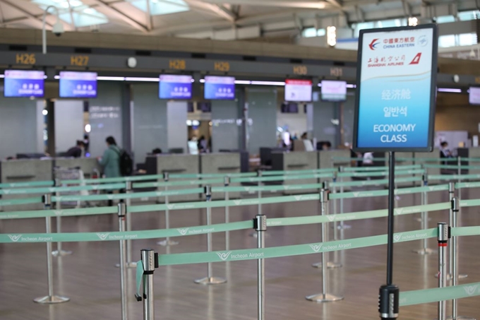 코로나바이러스 감염증 공포가 확산하는 가운데 28일 인천공항 제1터미널의 한 중국 항공사 카운터가 비교적 한산한 모습을 보이고 있다. 연합뉴스